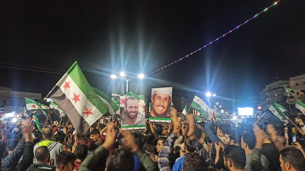 صور "الساروت وحجي مارع" تتصدر تظاهرة شعبية في مدينة #إعزاز، رفضاً لتوسع "هيئـ ـة تحـ ـرير الشـ ـام" شمال حلب