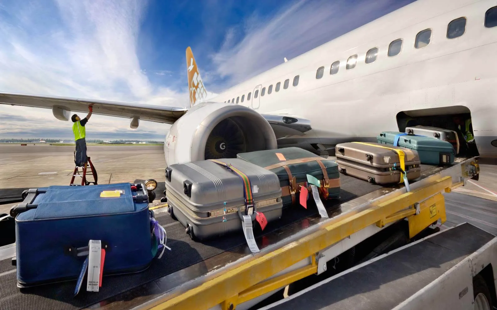 "تحصل في كبرى شركات طيران العالم" .. مسؤول إعلامي يبرر ترك حقائب المسافرين بدمشق
