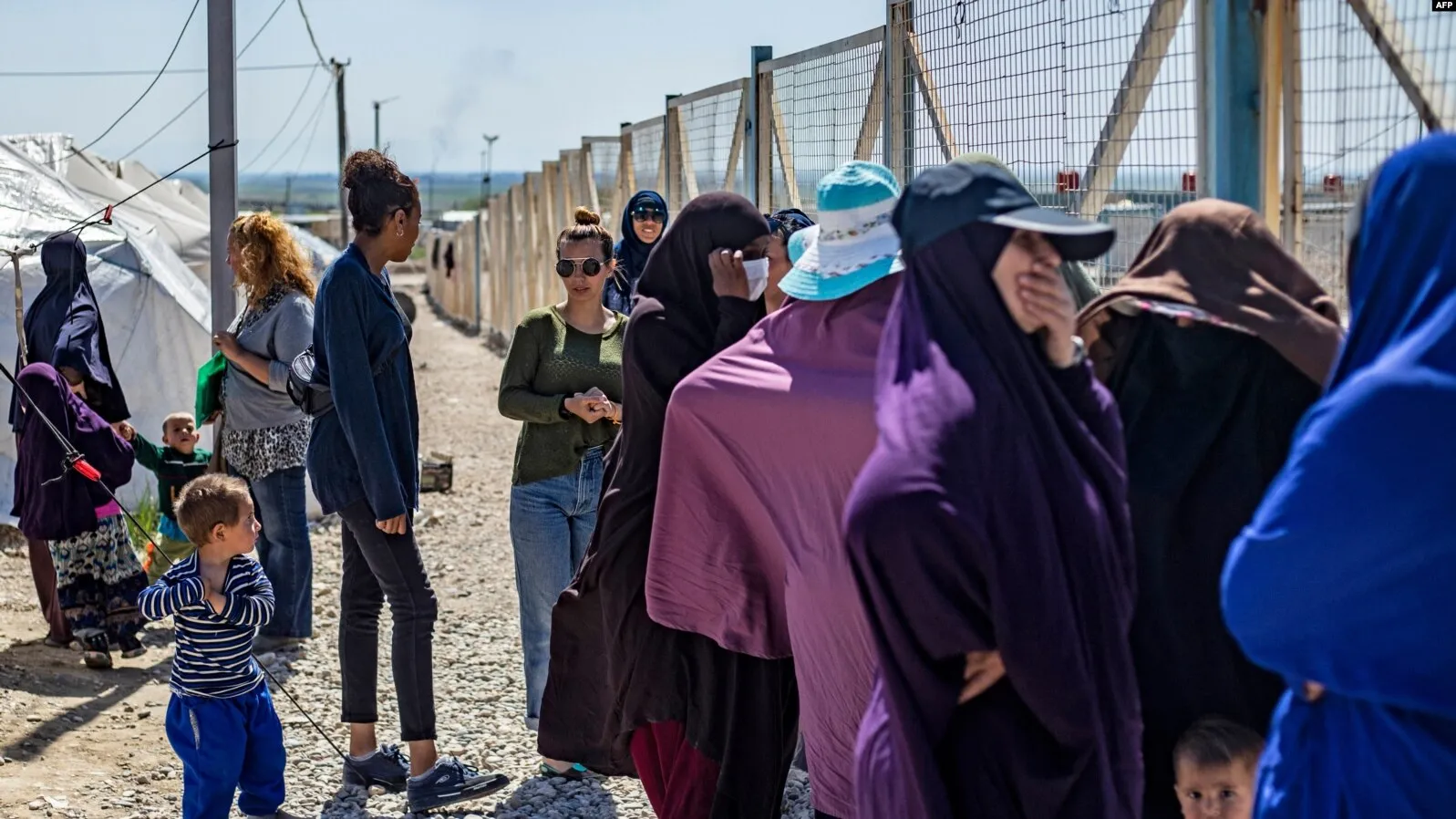 فرنسا تعلن استعادة 15 امرأة و40 طفلاً من مخيمات الاحتجاز شمال شرق سوريا