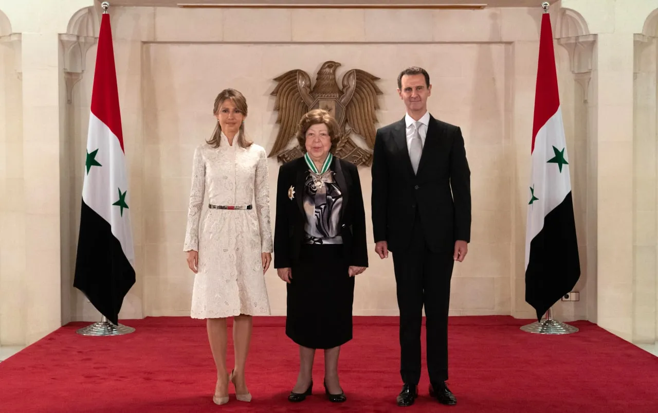الإرهـ ـابي "بشار" يمنح "ربيبة آل الأسد" وسام "أُمية الوطني ذا الرصيعة"