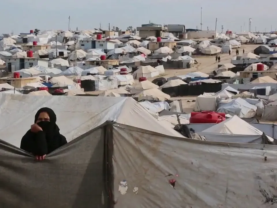 صحيفة: أطفال ونساء من جنوب أفريقيا يعيشون ظروفاً مزرية في مخيمي "الهول وروج"
