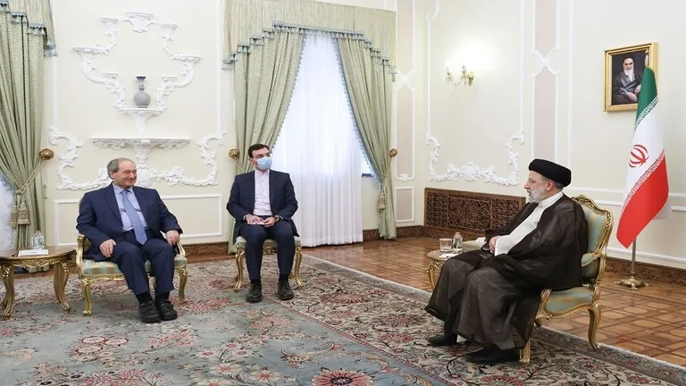 "المقداد" يلتقي "رئيسي ووزير خارجيته في طهران" ويؤكد دعم نظامه لسياستها