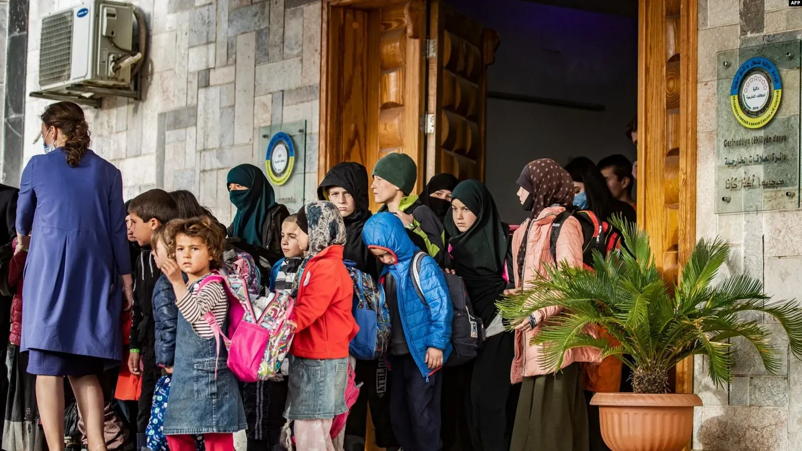 "هولندا" تنوي استعادة 12 سيدة و28 طفلاً من مخيمات شمال شرق سوريا