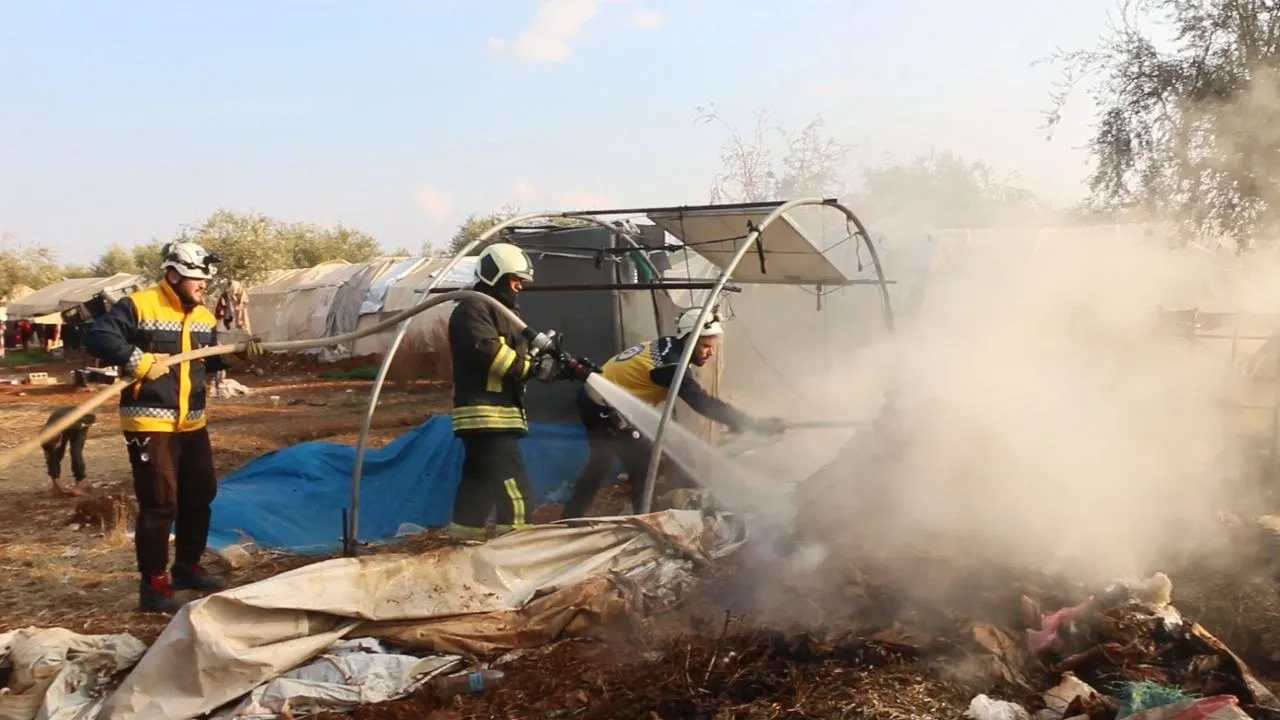 جانب من عمل فريق الدفاع المدني على إخماد حريق بريف إدلب