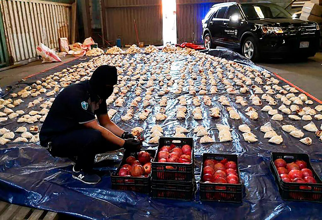 صورة أرشيفية من عملية مصادرة حبوب مخدرات كانت مخبة داخل ثمار الرمان في السعودية