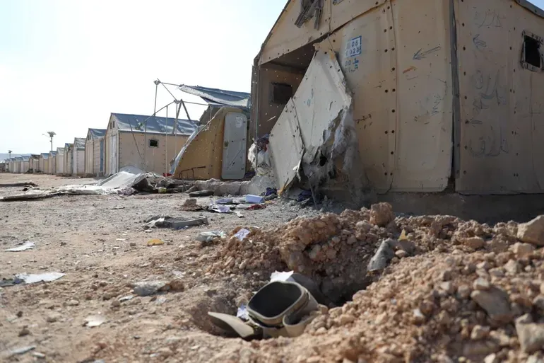 جانب من الدمار الذي خلفه القصف العنقودي على أحد مخيمات الشمال السوري