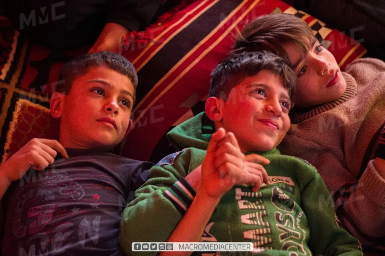أطفال في منطقة باريشا شمال #ادلب يتابعون مباريات كأس العالم