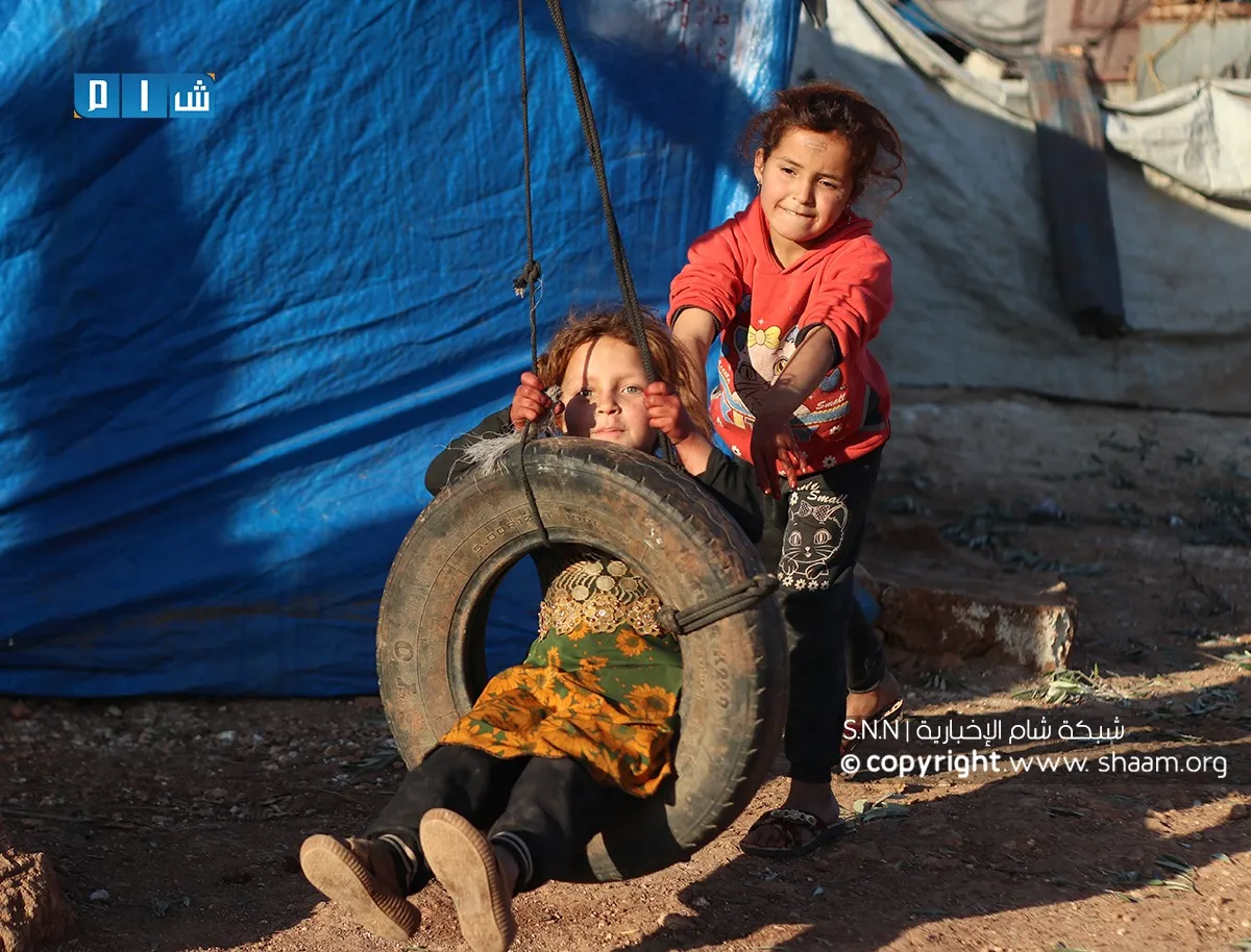 طفلتان في أحد مخيمات الشمال السوري
