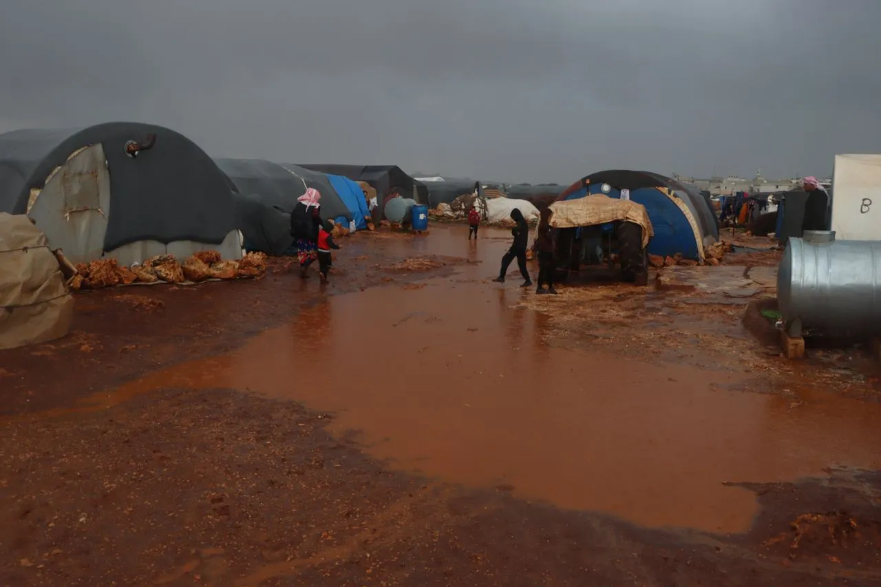 جانب من معاناة قاطني المخيمات في الشمال السوري في فصل الشتاء