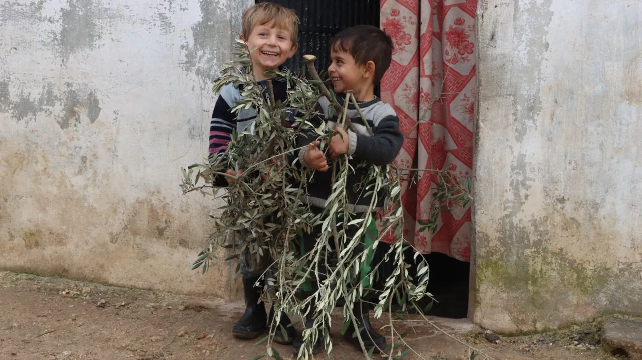 طفلان في مخيم قرب سلقين شمالي #إدلب