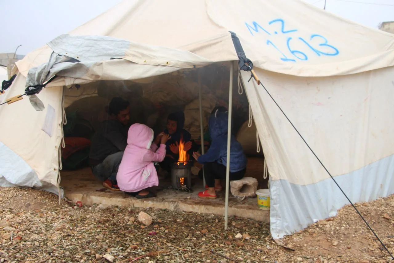 أطفال داخل خيمة في أحد مخيمات الشمال السوري