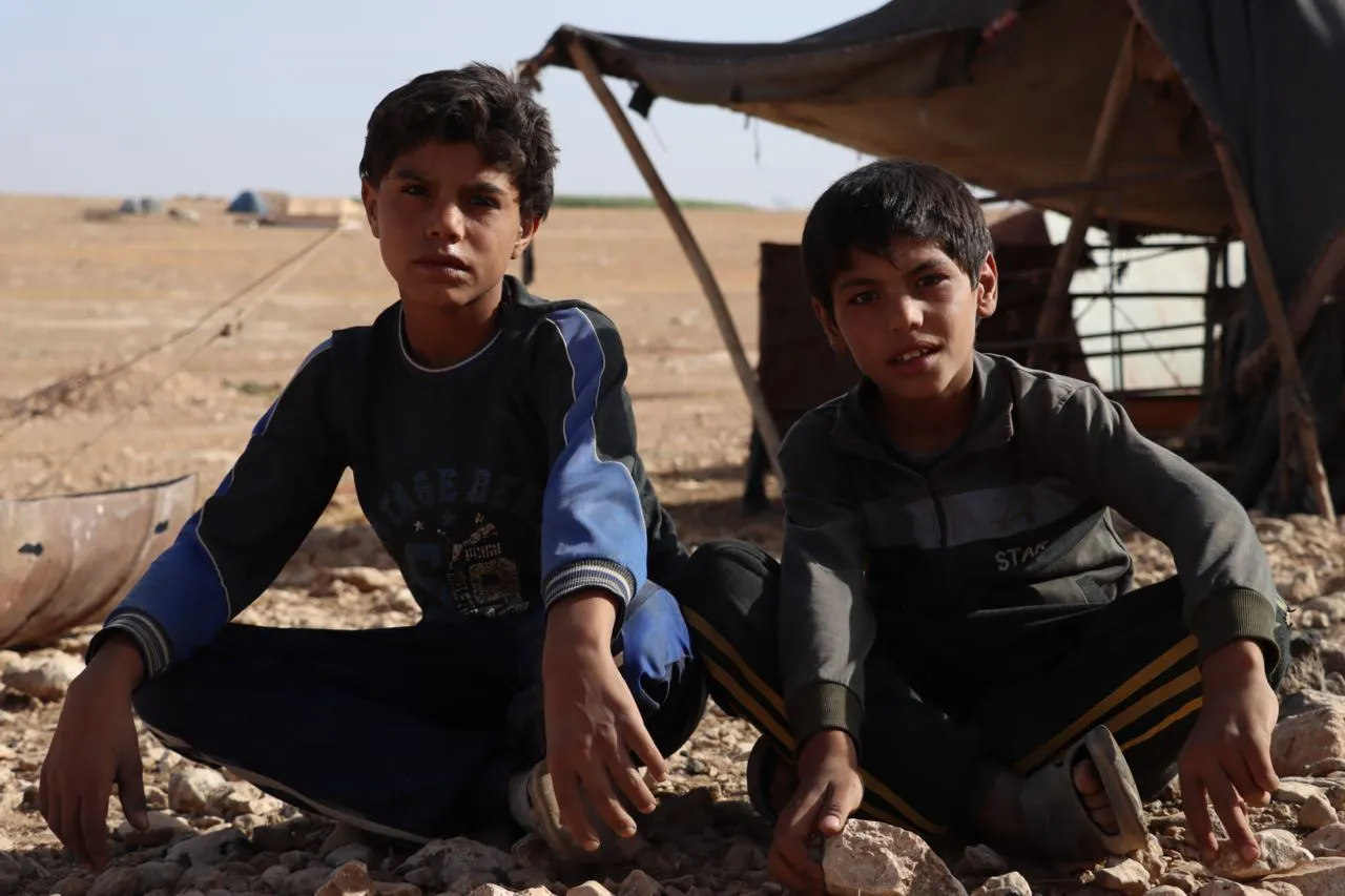 طفلان في مخيم بريف مدينة الباب بريف حلب