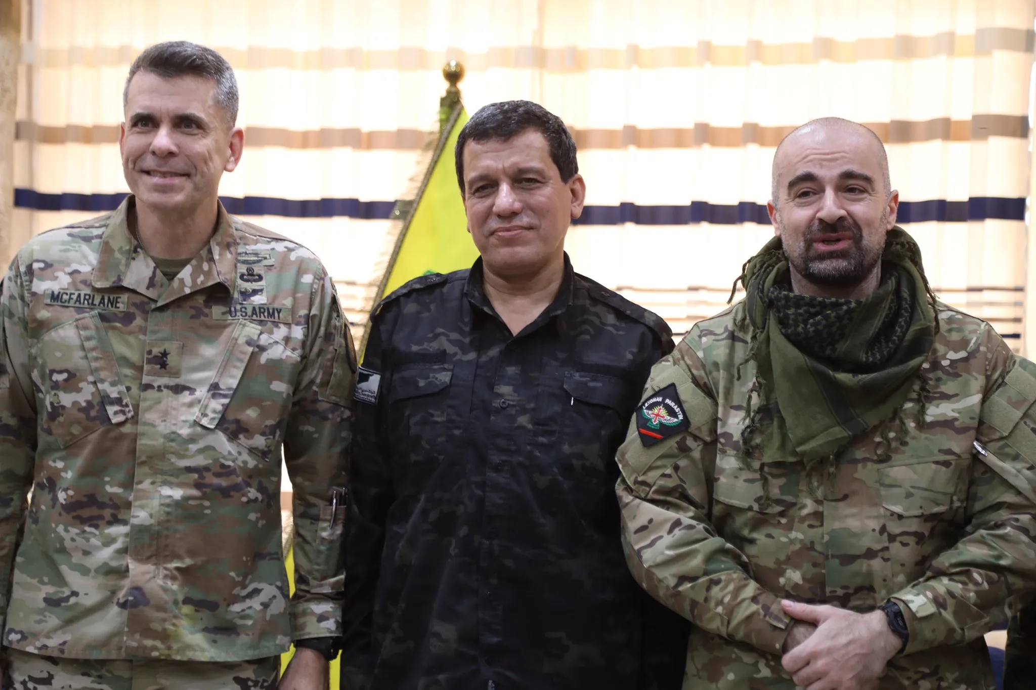 قائد "قسد" يلتقي القائد العام لقوات التحالف الدولي ورئيس "الوطني الكردستاني" بالحسكة