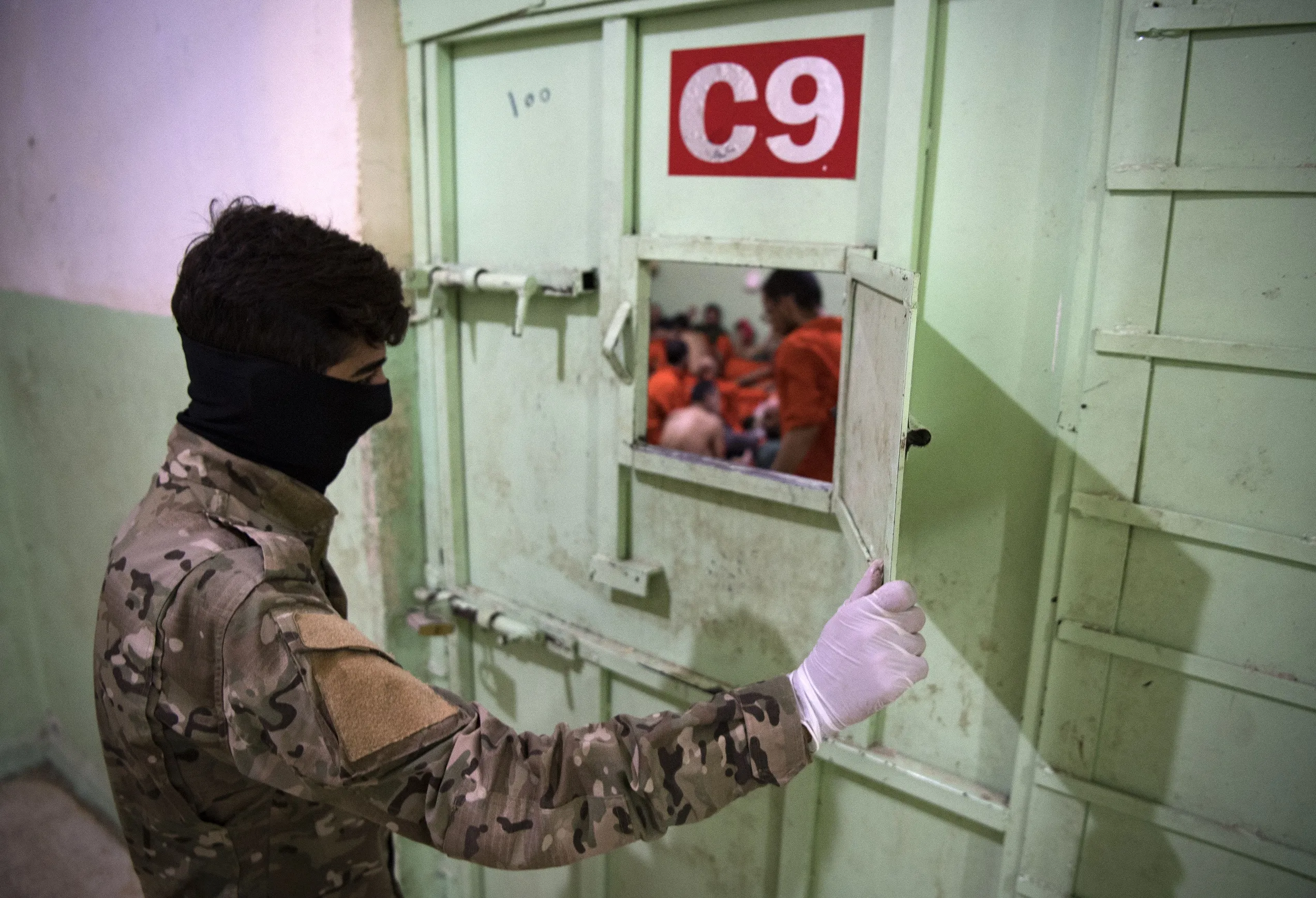 قائد "سنتكوم": "قسد" تدير 28 سجناً لأسرى تنظيم "داعـ ـش" شمال شرقي سوريا
