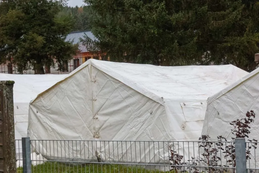 طالبو لجوء بينهم سوريين يبدؤون إضراباً عن الطعام في مخيم بلدة سبيلفيلد النمساوية