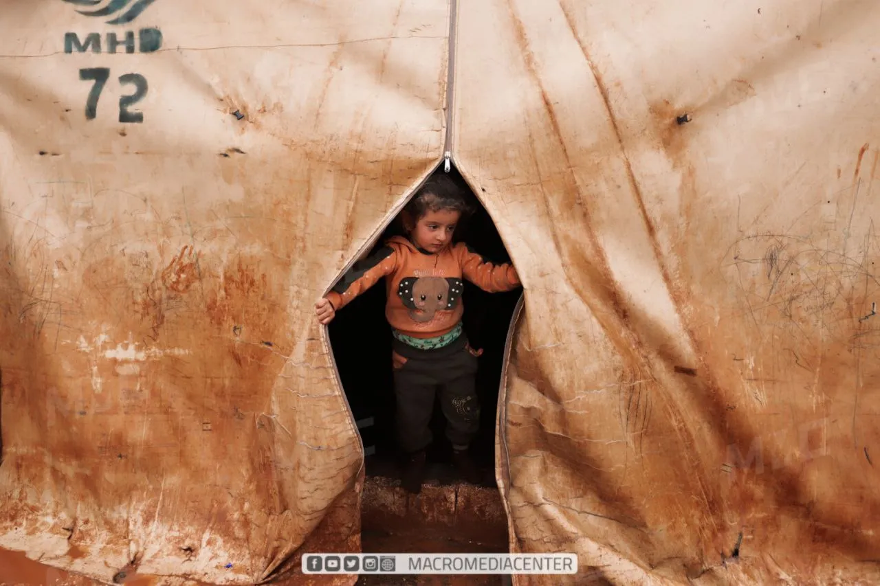طفلة في المخيم الأزرق قرب مدينة معرة مصرين شمال محافظة إدلب 