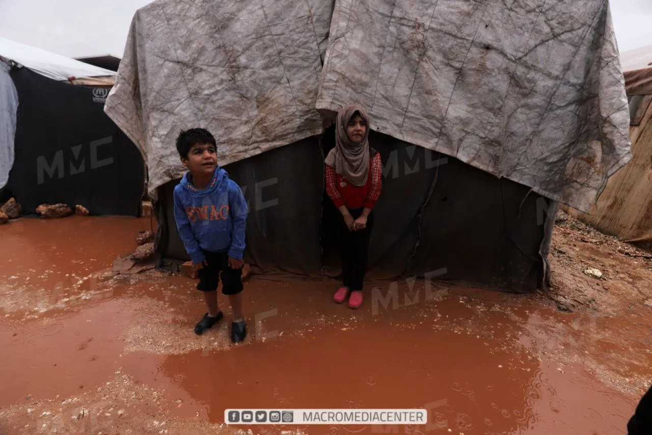 طفلين في المخيم الأزرق قرب مدينة معرة مصرين شمال محافظة إدلب 