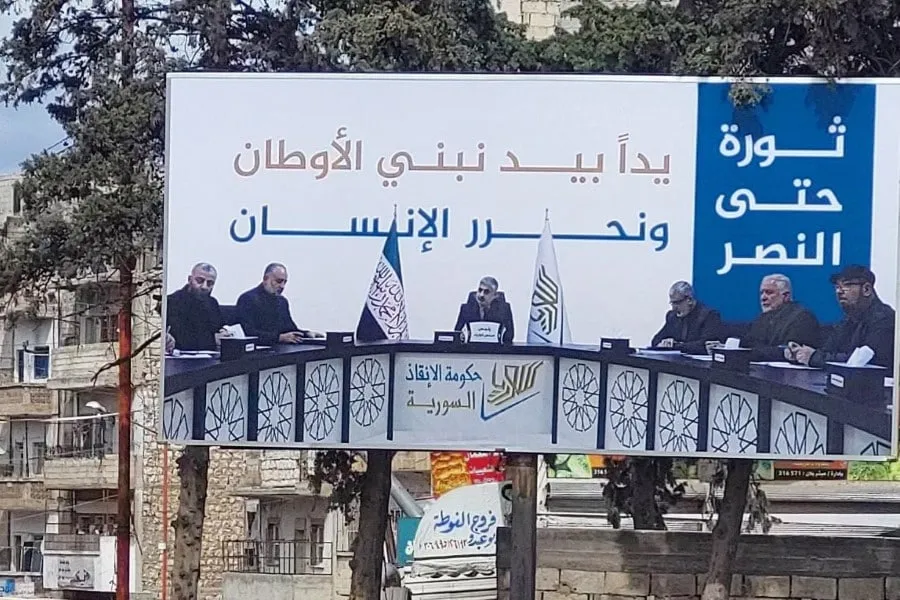 استغلالاً لذكرى "الثورة" وعلى حساب رموزها .. صور دعائية لتلميع صورة "الإنقاذ" وأمراء الحرب