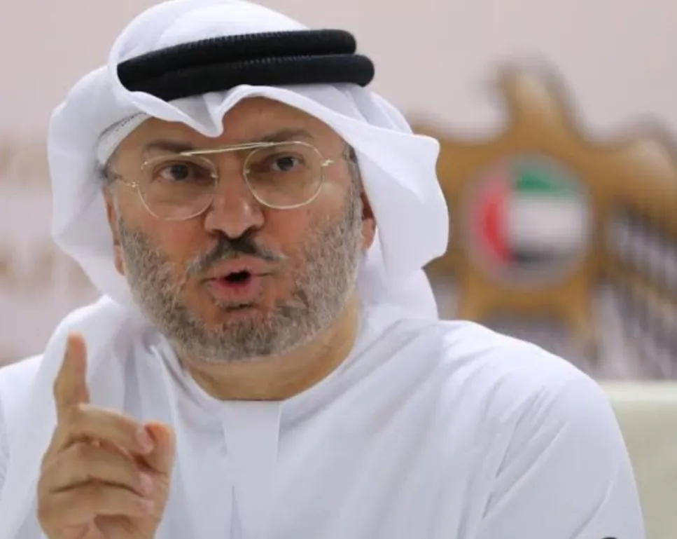 "قرقاش" يبرر استقبال الإمارات للإرهابي "بشار الأسد" وهذا ماقاله ..