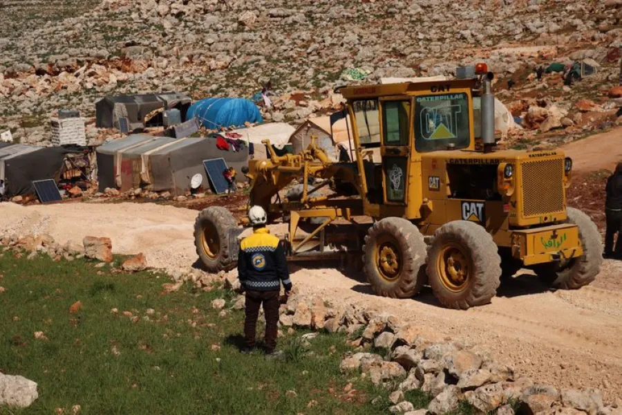 "الخوذ البيضاء" تُطلق مشروع لفرش طرقات في ثلاثة مخيمات شمال غرب سوريا