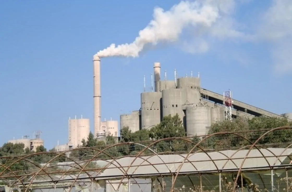 وسط تجاهل النظام .. انبعاثات معامل الإسمنت تتسبب بـ 170 إصابة سرطانية بريف حماة