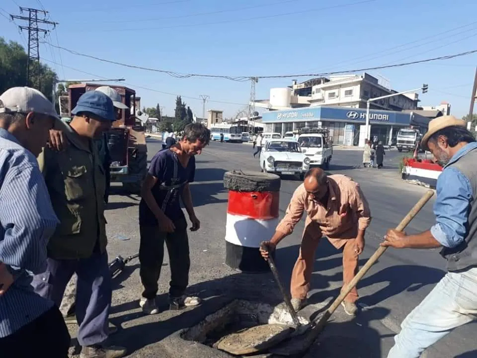 ظاهرة متجددة .. تعفيش أغطية الصرف الصحي وسط تسجيل سرقات يومية بمناطق سيطرة النظام