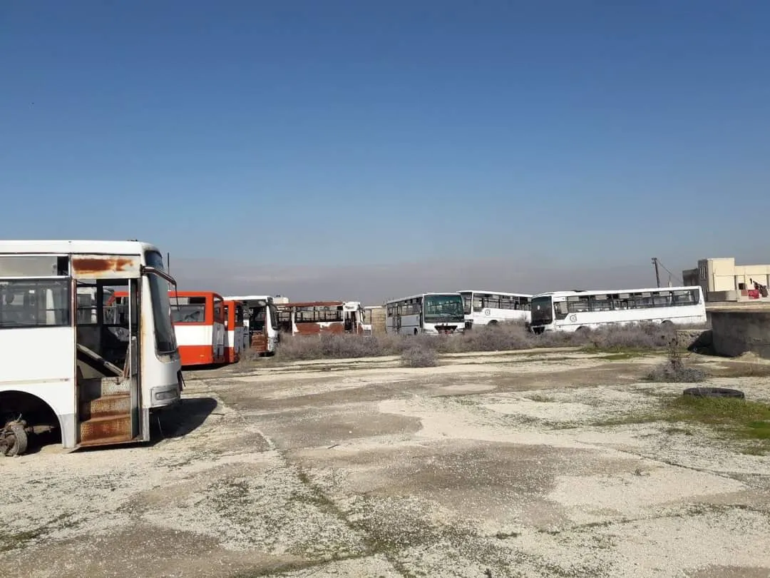 وسط تفاقم أزمة المواصلات .. إعلامي يفتح ملف استيراد حافلات تعمل على الطاقة الشمسية