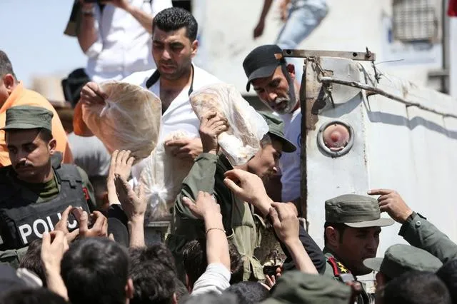 النظام يخفض مخصصات الخبز ويواصل تبرير تدهور الأوضاع وغلاء الأسعار