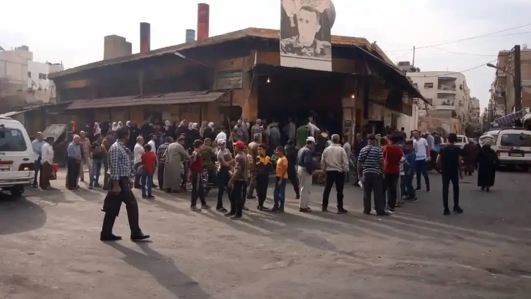 وسط الاعتراض على "الذكية" .. حرمان "العزاب" من الخبز والنظام يبرر سوء الإنتاج 