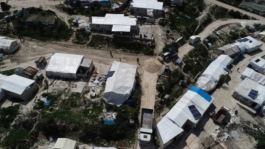 ضمن أنشطة التعافي المبكر.. "الخوذ البيضاء" تبدأ فرش وإعادة تأهيل عدة طرقات في مخيمات الساحل