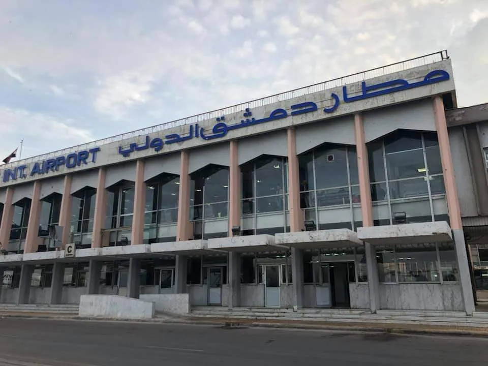 بالنفي والإنكار .. مدير مطار دمشق يرد على شكوى مسؤول سابق حول المحسوبيات وسوء الخدمة
