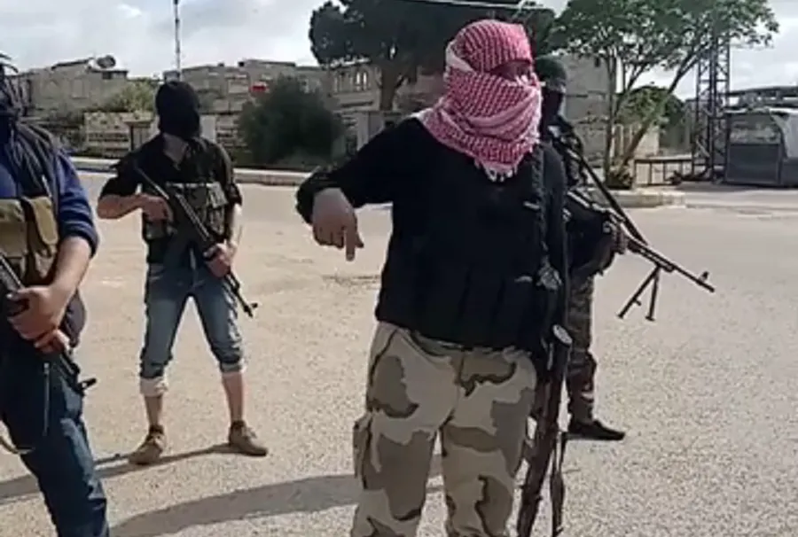 مجموعة مسلحة تسيطر على دوار في عتمان بريف درعا.. وقوات الأسد تغلق البلدة