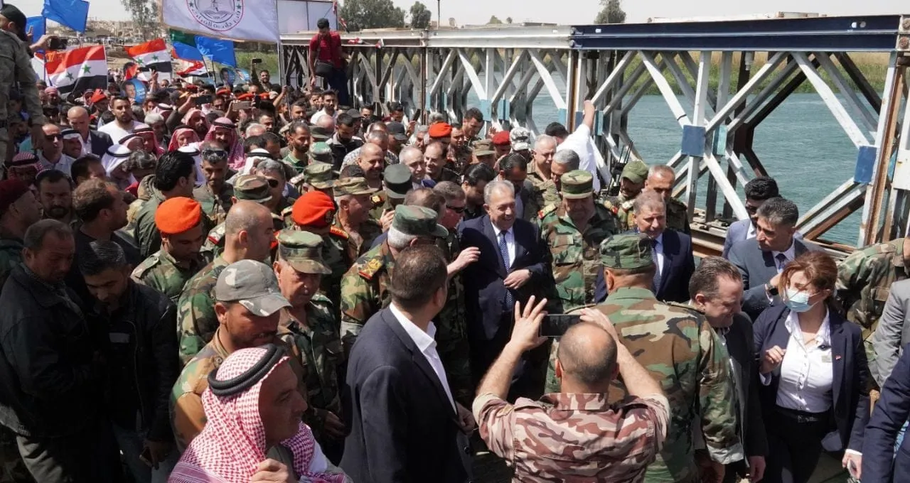 بعد تدميره "الجسر المعلق" .. سخرية من افتتاح النظام لـ "جسر مؤقت" على نهر الفرات بدير الزور
