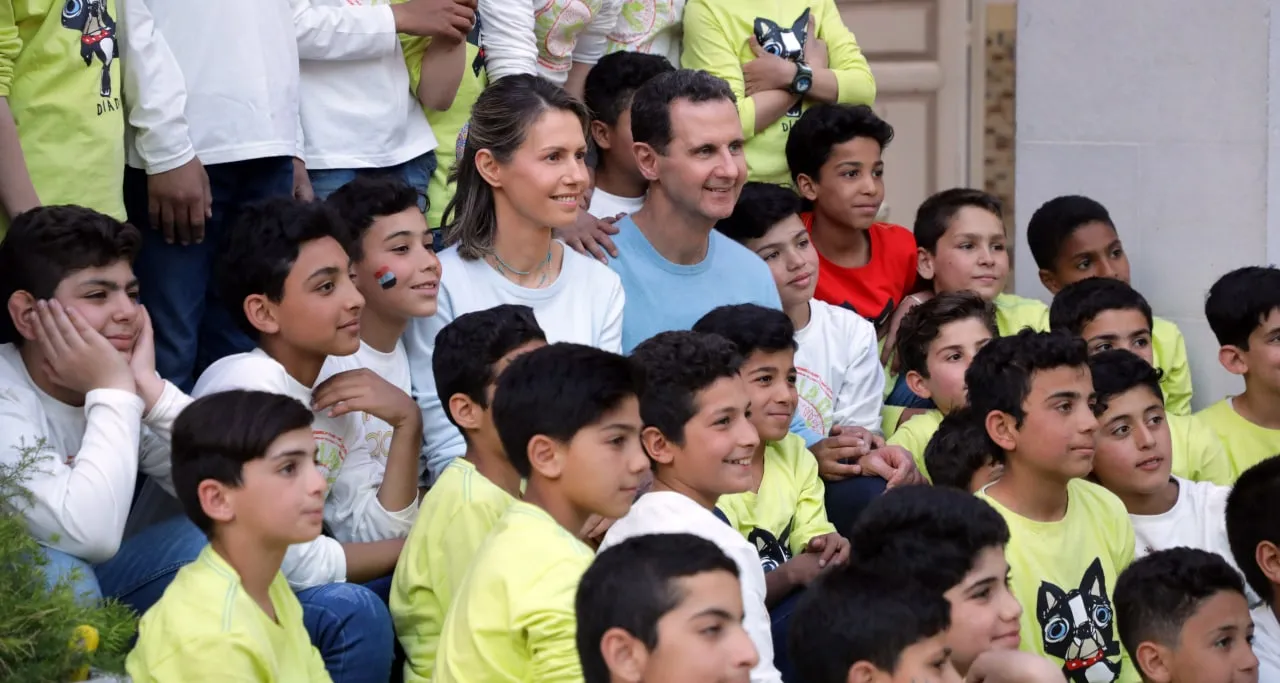 قاتل الأطفال وشريكته بالإجرام يزوران ميتماً للأطفال بدمشق .. متابعون يعلقون