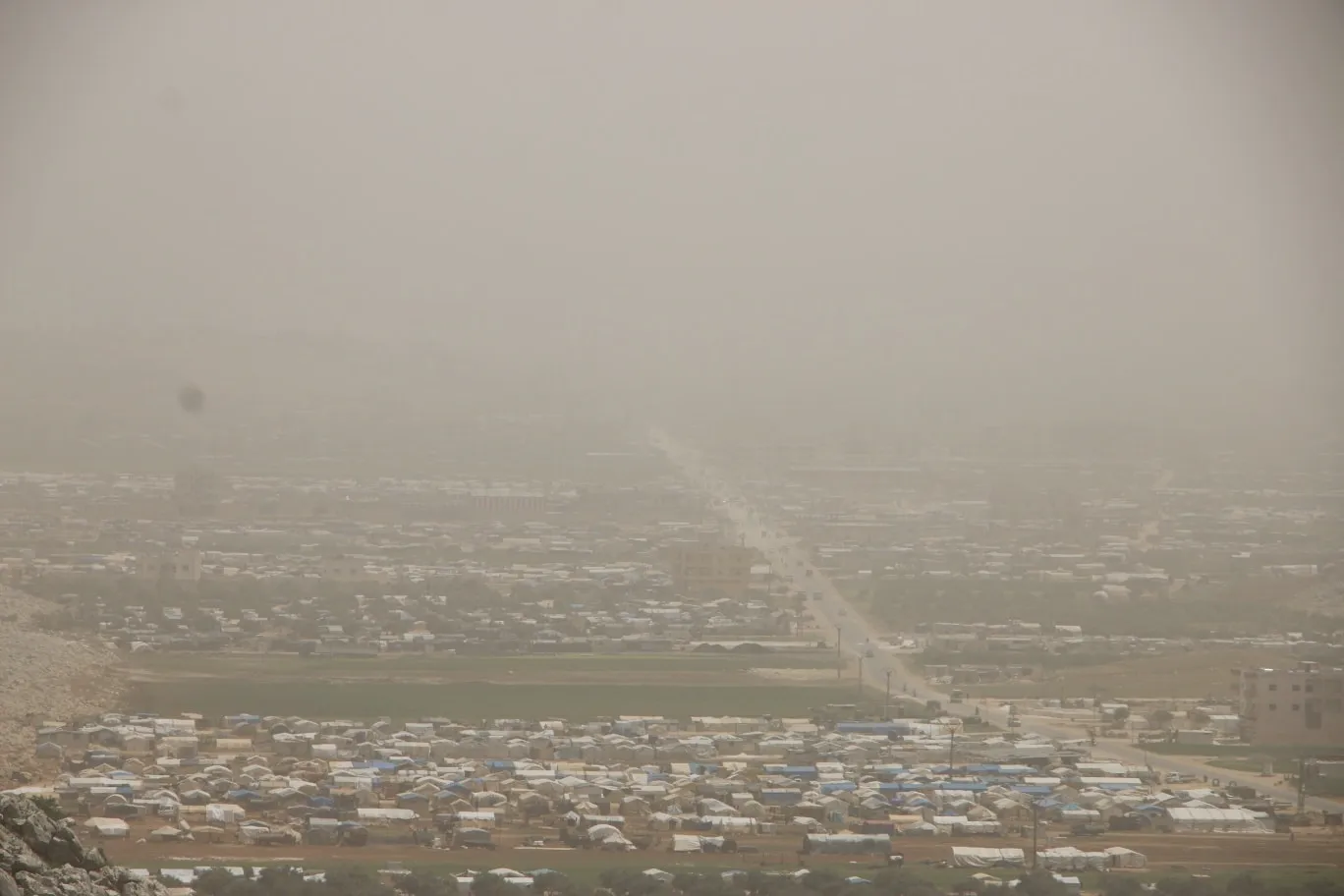 "الخوذ البيضاء" تُحذر من رياح قوية وعاصفة غبارية تضرب أغلب مناطق سوريا