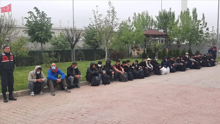 بينهم سوريون ... الدرك التركي يضبط 27 مهاجرا غير نظامي في "قوجة إيلي"