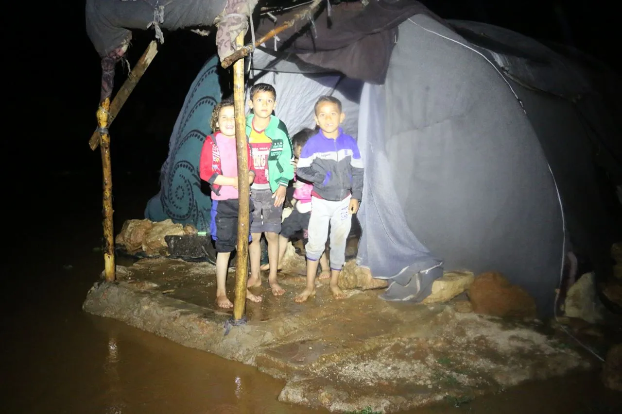 عاصفة مطرية قوية تضرب شمال سوريا و"الخوذ البيضاء" تحصي أضرارها على المخيمات