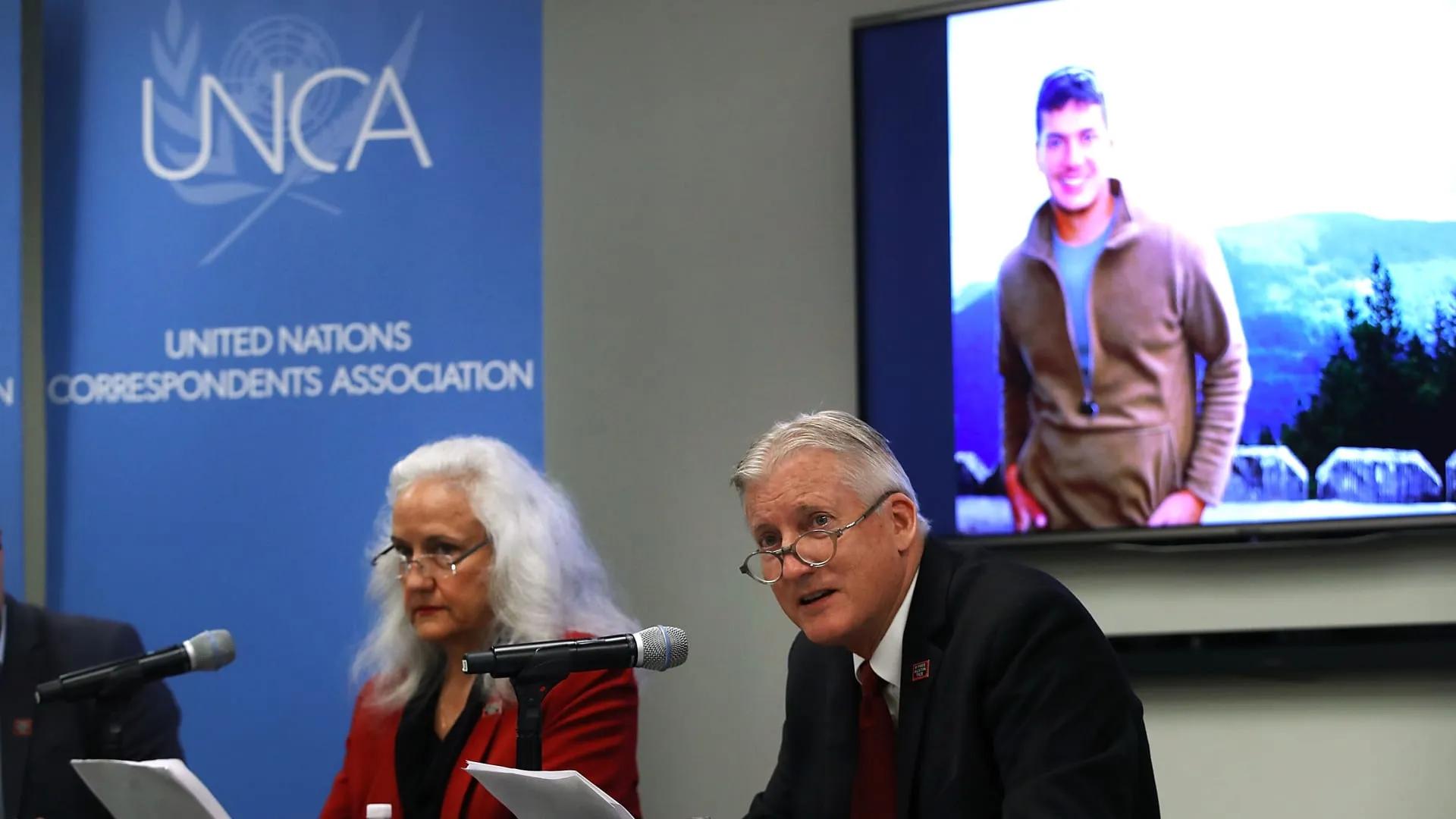 والدا صحفي أمريكي: بايدن تعهد بالتواصل مع "نظام الأسد" لإعادة ابنهم المختطف بسوريا