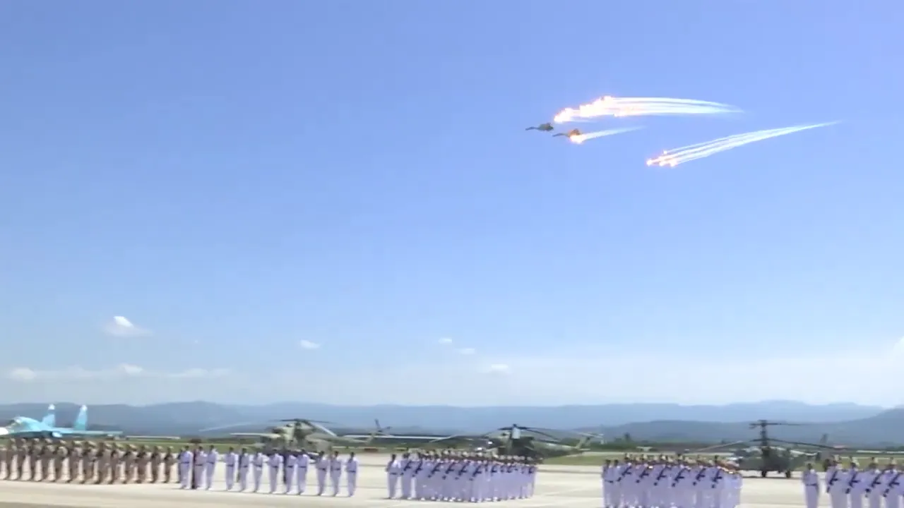 روسيا تستعرض قواتها في احتفالية عيد النصر بقاعدة حميميم المحتلة