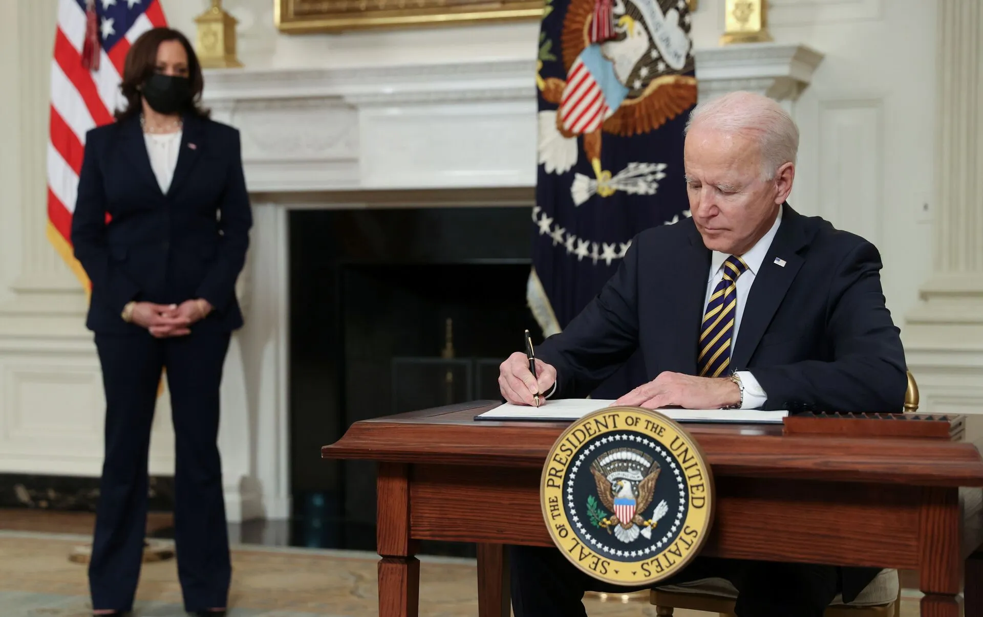 "بايدن" يمدد العقوبات المفروضة على نظام الأسد لمدة عام آخر