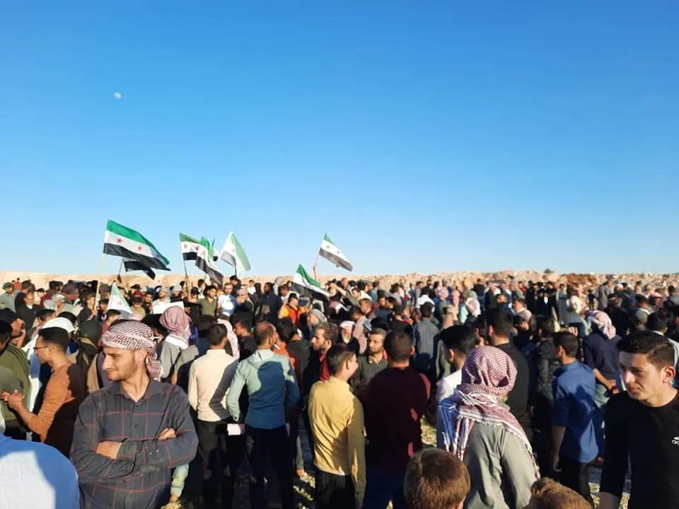 رفضاً لفصلها بساتر ترابي … مظاهرة غاضبة لأهالي مدينة تادف بريف حلب