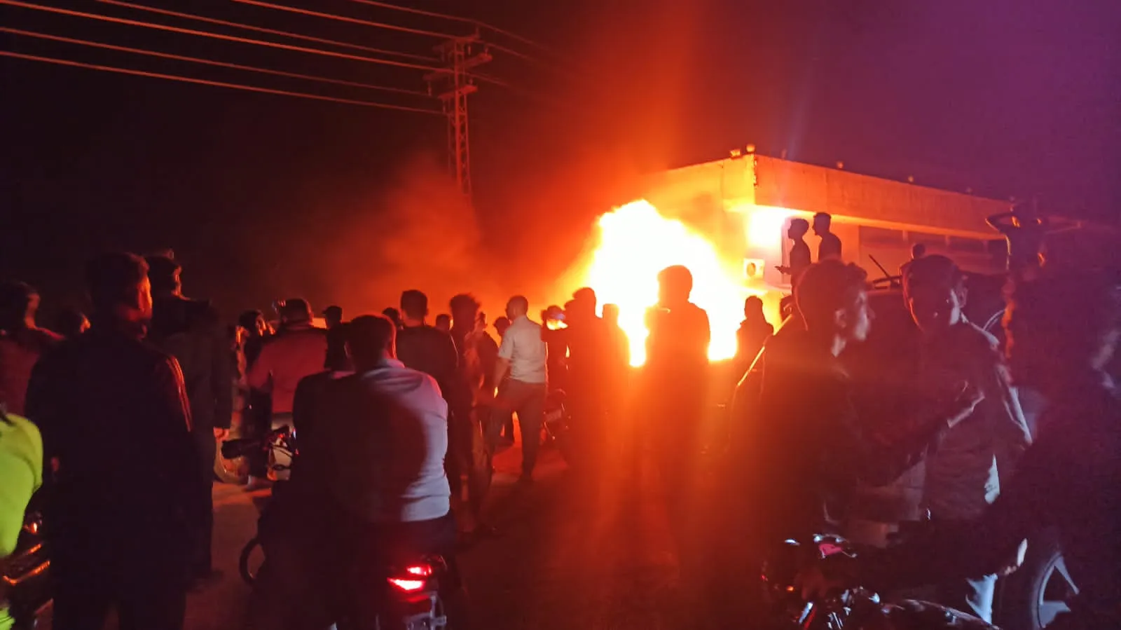 احتجاجات غاضبة تجتاح عفرين ومدن أخرى بريف حلب ضد تحكم شركة الكهرباء والأخيرة تصفها بـ "أعمال إرهابية"