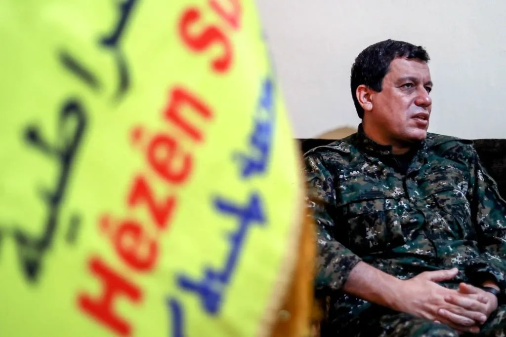 مهدداً بمخيمات دا-عش .. قائد "قسد" يستجدي النظام لحماية حدود الدولة من الهجمات التركية ..!!