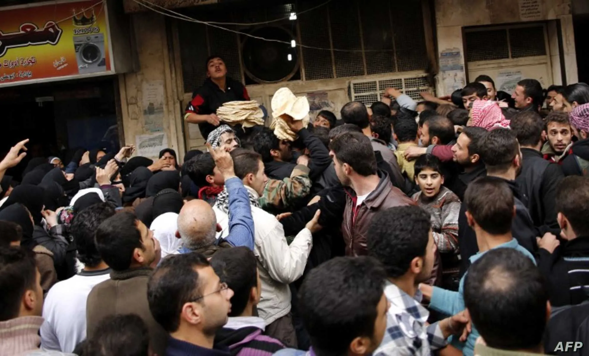 عضو بـ"مجلس التصفيق" يقترح رفع سعر مادة القمح وصرف الحوالات بمناطق النظام