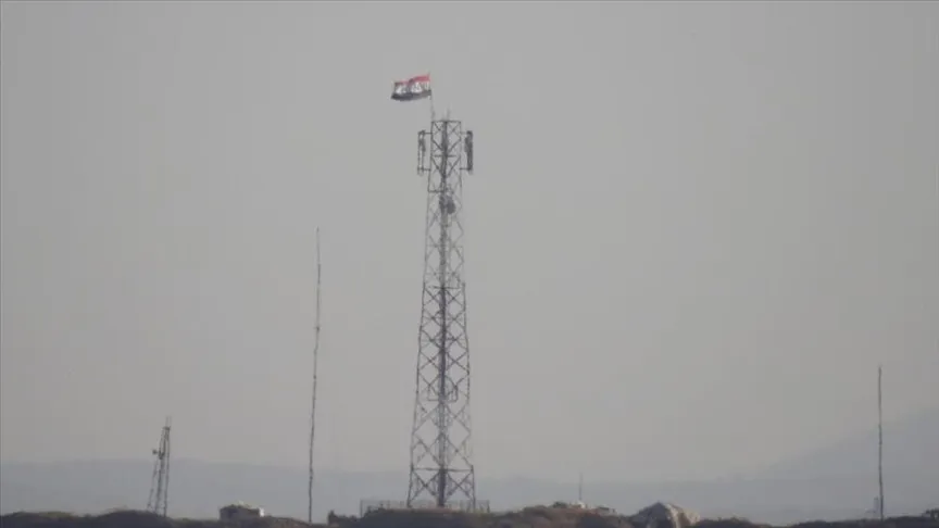 ميليشيا "قسد" ترفع علم النظام في تل رفعت وعائلات قادتها تغادر باتجاه مدينة حلب