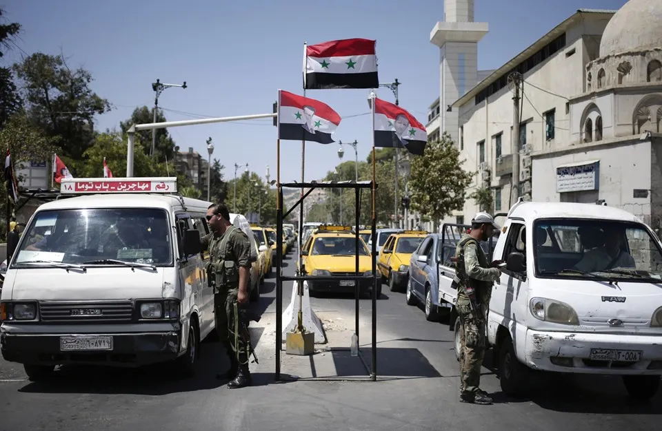 داعياً لحصرها بـ "الإرهابيين" مسؤول لدى النظام: "الموافقات الأمنية" أتخمت المحاكم بآلاف القضايا