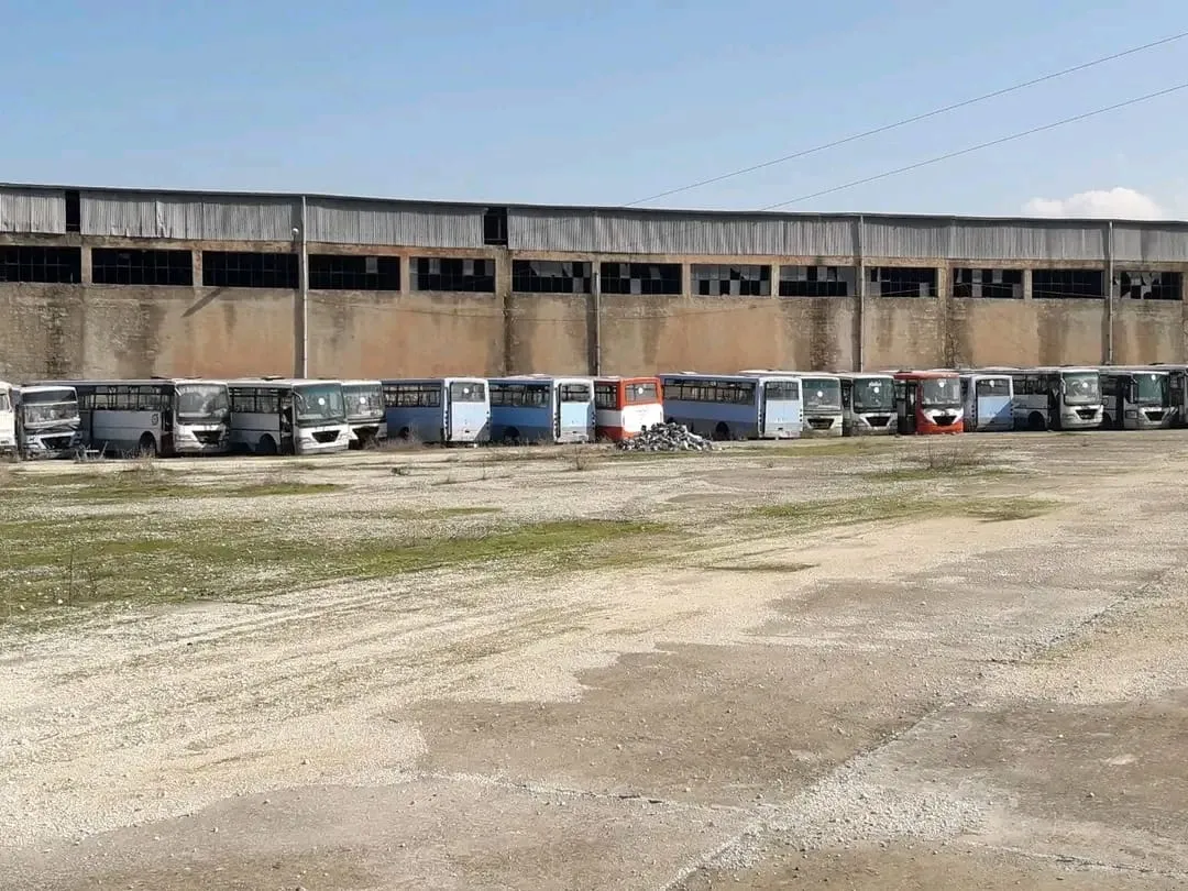 مع تفاقم أزمة النقل .. النظام يتعاقد من شركة خاصة لاستثمار حافلات مدمرة