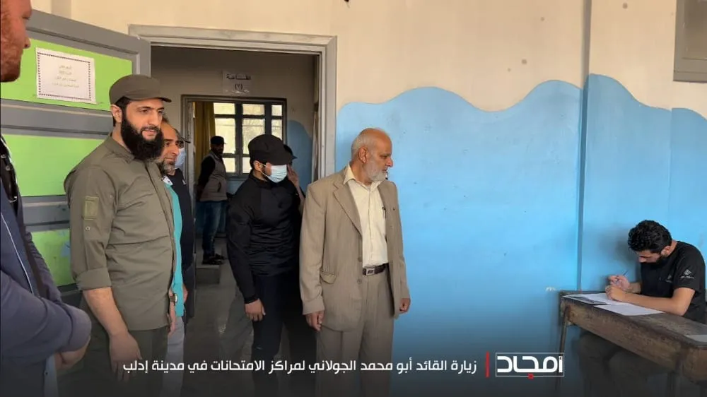 يتعامل كـ "محافظ إدلب" ... "الجو.لاني" يواصل تسويق نفسه ويزور مركز امتحاني بإدلب
