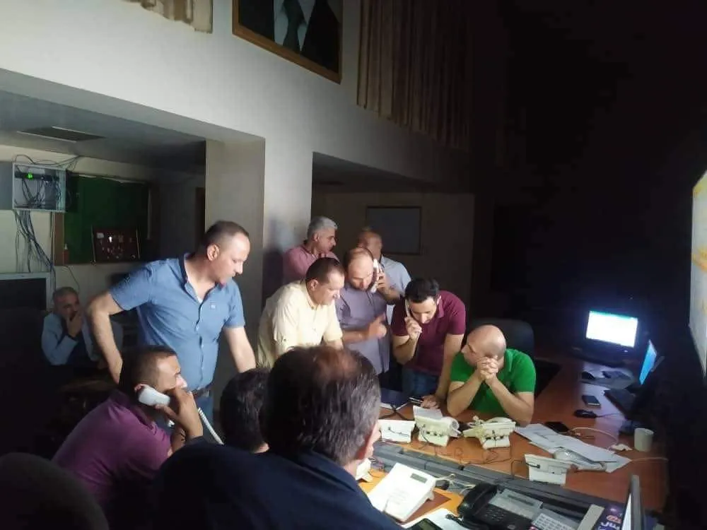 انقطاع عام للكهرباء .. النظام يعلن خروج كافة المحطات عن الخدمة نتيجة "عطل"