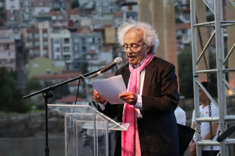 تكريم "أدونيس" الموالي للأسد في أزمير التركية يثير جدلاً وكاتبة تركية تسأله: لماذا تنكّرت للثورة السورية ..؟